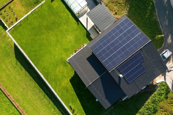 Na dachu domu zainstalowano panele słoneczne, które wykorzystuje fotowoltaika do produkcji energii.