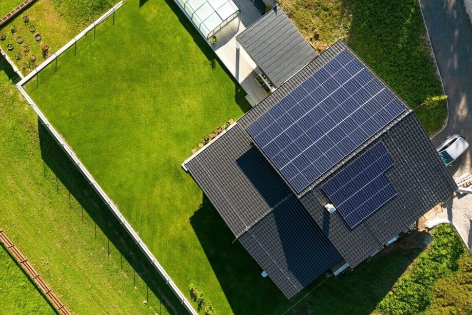 Na dachu domu zainstalowano panele słoneczne, które wykorzystuje fotowoltaika do produkcji energii.