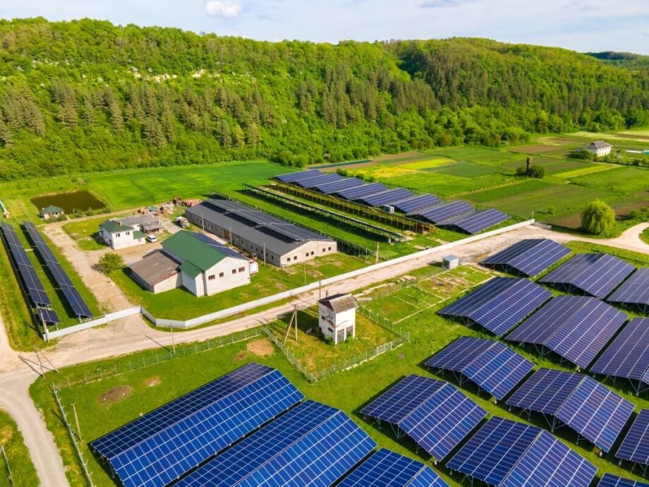 Farmy wiatrowe i słoneczne z dużą ilością paneli, fotowoltaika w pełnej okazałości.