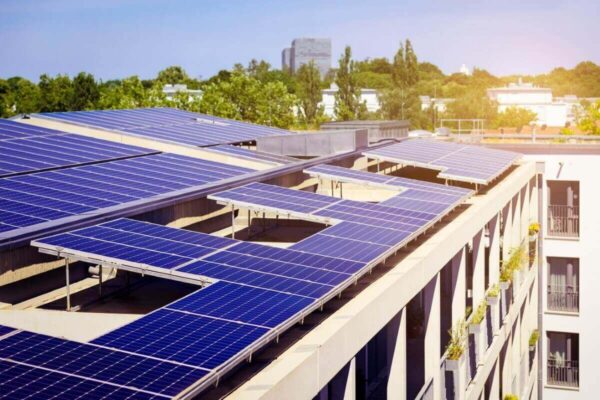 Na dachu budynku zainstalowane są panele słoneczne, które wykorzystują fotowoltaikę do produkcji energii.